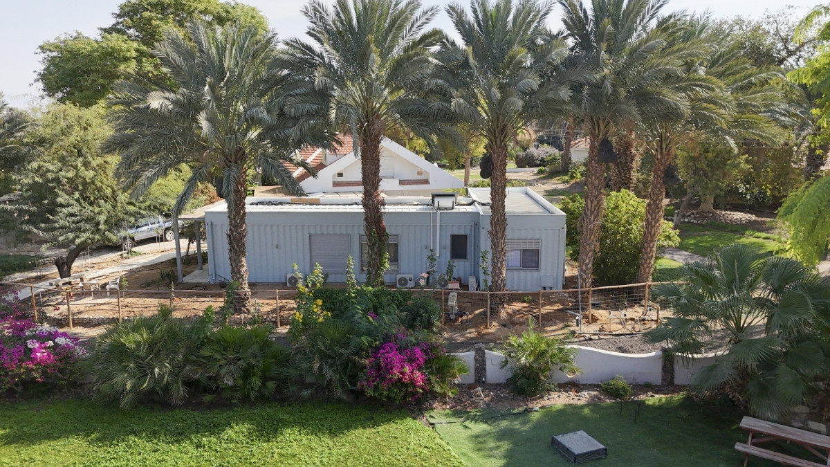 בית מכולות במושב פארן